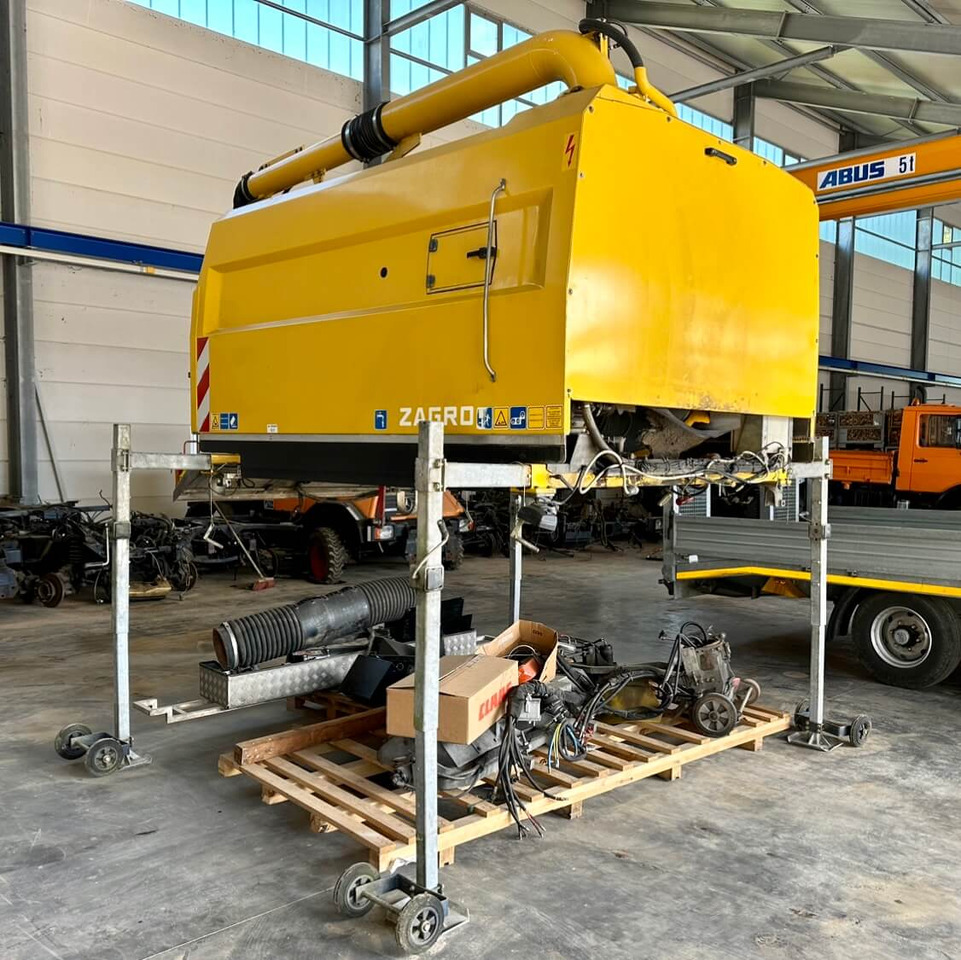 Unimog Aufbaukehrmaschine Trilety SK-370 - מטאטא כבישים: תמונה 1 Unimog Aufbaukehrmaschine Trilety SK-370 - מטאטא כבישים: תמונה 1