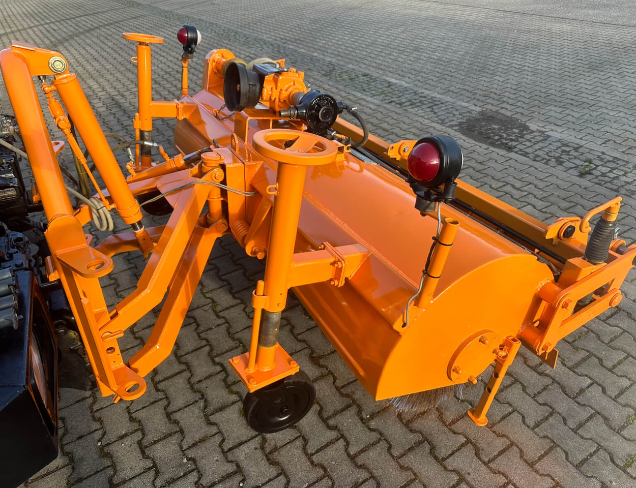 Unimog Frontanbaukehrbesen Schmidt VKS4.2 - מטאטא: תמונה 3 Unimog Frontanbaukehrbesen Schmidt VKS4.2 - מטאטא: תמונה 3