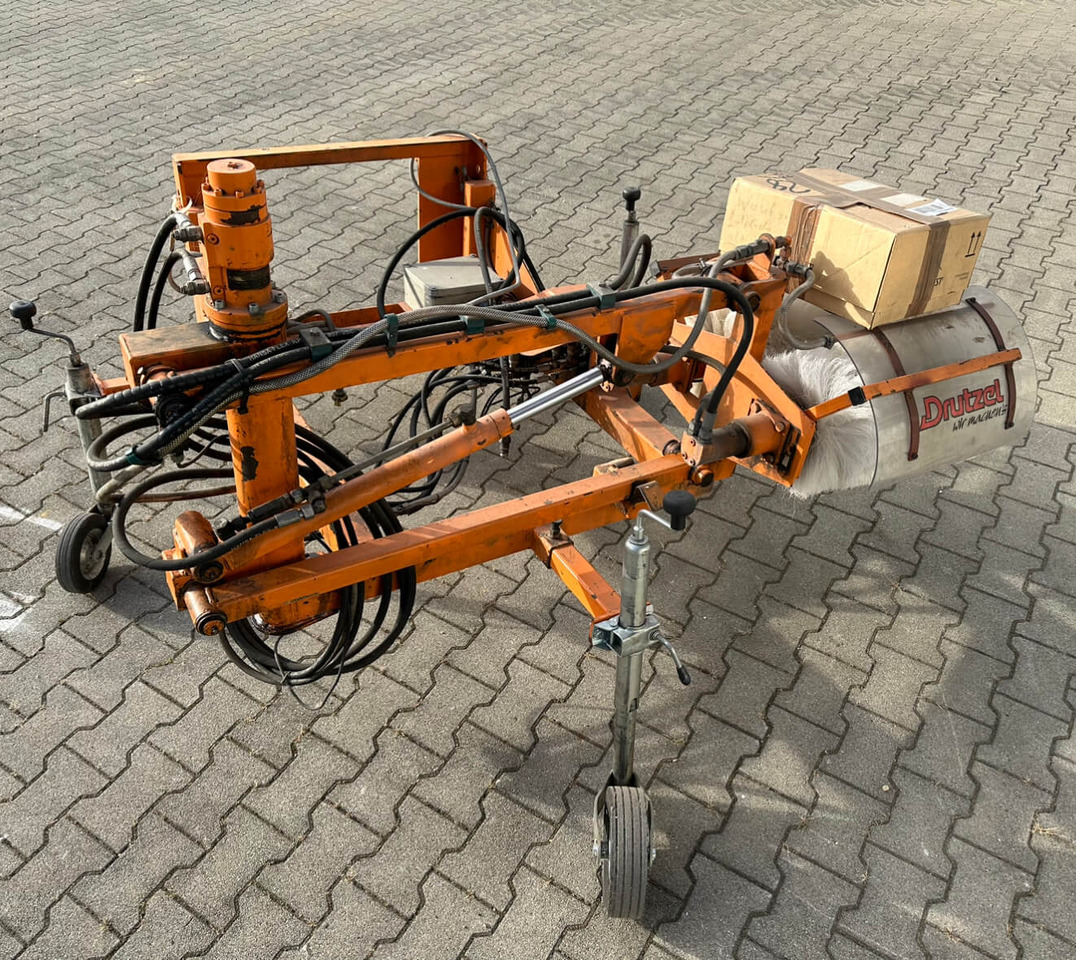 Unimog Leitpfostenwaschgerät Drutzel LWG-U-300 - מטאטא: תמונה 5 Unimog Leitpfostenwaschgerät Drutzel LWG-U-300 - מטאטא: תמונה 5