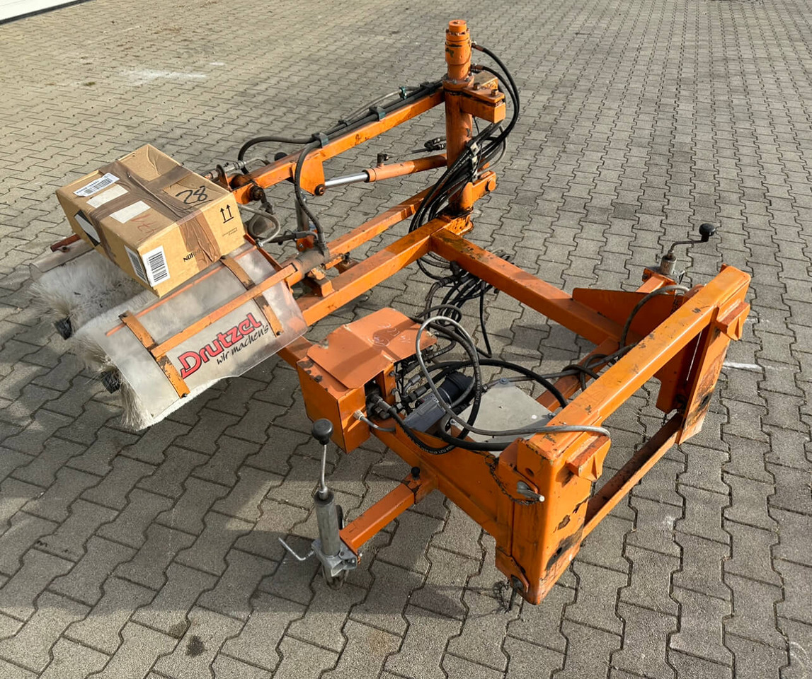 Unimog Leitpfostenwaschgerät Drutzel LWG-U-300 - מטאטא: תמונה 1 Unimog Leitpfostenwaschgerät Drutzel LWG-U-300 - מטאטא: תמונה 1