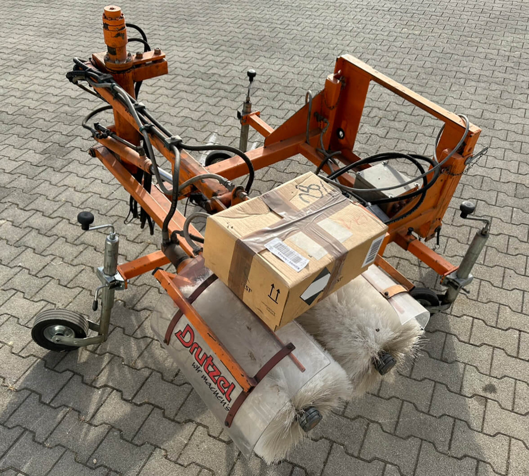Unimog Leitpfostenwaschgerät Drutzel LWG-U-300 - מטאטא: תמונה 3 Unimog Leitpfostenwaschgerät Drutzel LWG-U-300 - מטאטא: תמונה 3
