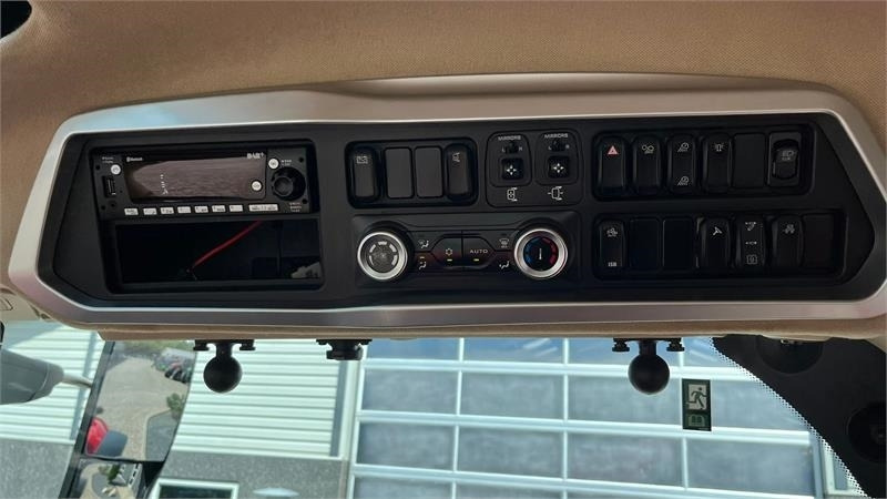 Case IH Optum 300 CVX AFS Connect med frontlift og SafeGua - טרקטור חקלאי: תמונה 5 Case IH Optum 300 CVX AFS Connect med frontlift og SafeGua - טרקטור חקלאי: תמונה 5