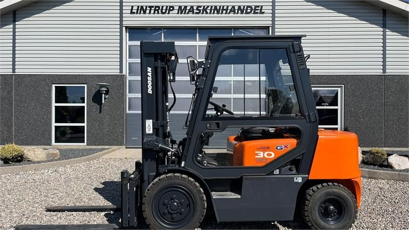 Doosan D30 G med kabine og KUN 57 TIMER FRA NY, MED TIME - מלגזת סולר: תמונה 1 Doosan D30 G med kabine og KUN 57 TIMER FRA NY, MED TIME - מלגזת סולר: תמונה 1