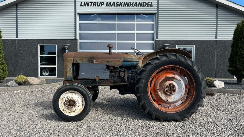 Fordson Major Motoren mangler, men mange god dele. - טרקטור חקלאי: תמונה 1 Fordson Major Motoren mangler, men mange god dele. - טרקטור חקלאי: תמונה 1