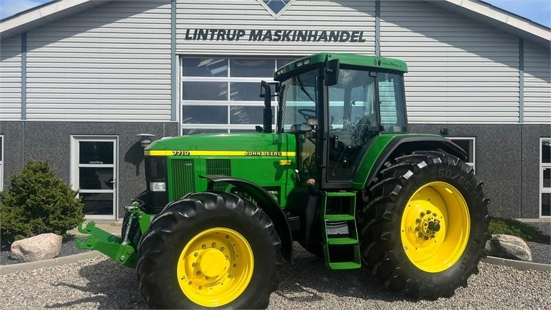 John Deere 7710 8.1L motor, store hjul og frontlift. En ejere - טרקטור חקלאי: תמונה 1 John Deere 7710 8.1L motor, store hjul og frontlift. En ejere - טרקטור חקלאי: תמונה 1