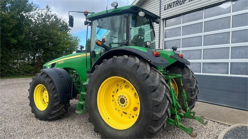 John Deere 8230 Med frontlift - טרקטור חקלאי: תמונה 3 John Deere 8230 Med frontlift - טרקטור חקלאי: תמונה 3