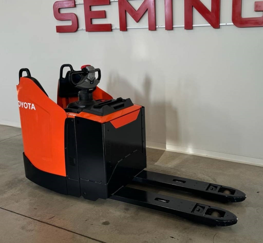 Toyota 10545 LPE200 - משאית משטחים: תמונה 1 Toyota 10545 LPE200 - משאית משטחים: תמונה 1