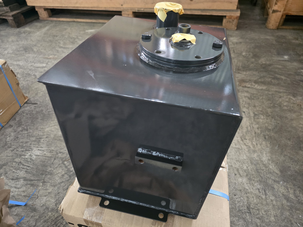 Case 31MJ-01016CG - 31MJ-01016 - מכל הידרולי עבור מכונת בנייה: תמונה 1 Case 31MJ-01016CG - 31MJ-01016 - מכל הידרולי עבור מכונת בנייה: תמונה 1