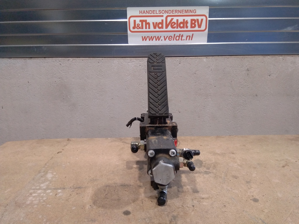 Hitachi ZX140W-3 - - דוושה עבור מכונת בנייה: תמונה 2 Hitachi ZX140W-3 - - דוושה עבור מכונת בנייה: תמונה 2