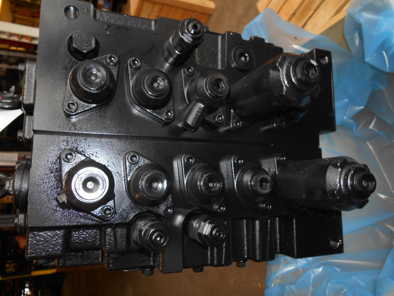 Kobelco YB30V00025F1 - שסתום הידרולי עבור מכונת בנייה: תמונה 4 Kobelco YB30V00025F1 - שסתום הידרולי עבור מכונת בנייה: תמונה 4