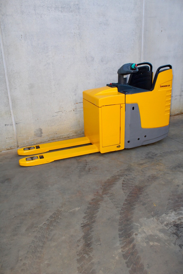 Jungheinrich ERE 225 - משאית משטחים: תמונה 2 Jungheinrich ERE 225 - משאית משטחים: תמונה 2