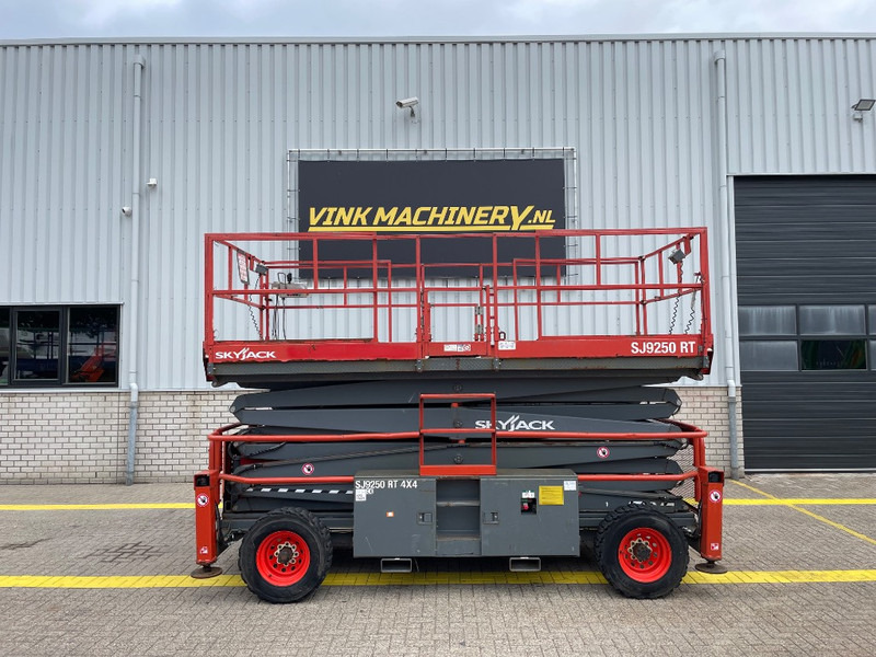 Skyjack SJ 9250 RT - מעלית מספריים: תמונה 1 Skyjack SJ 9250 RT - מעלית מספריים: תמונה 1