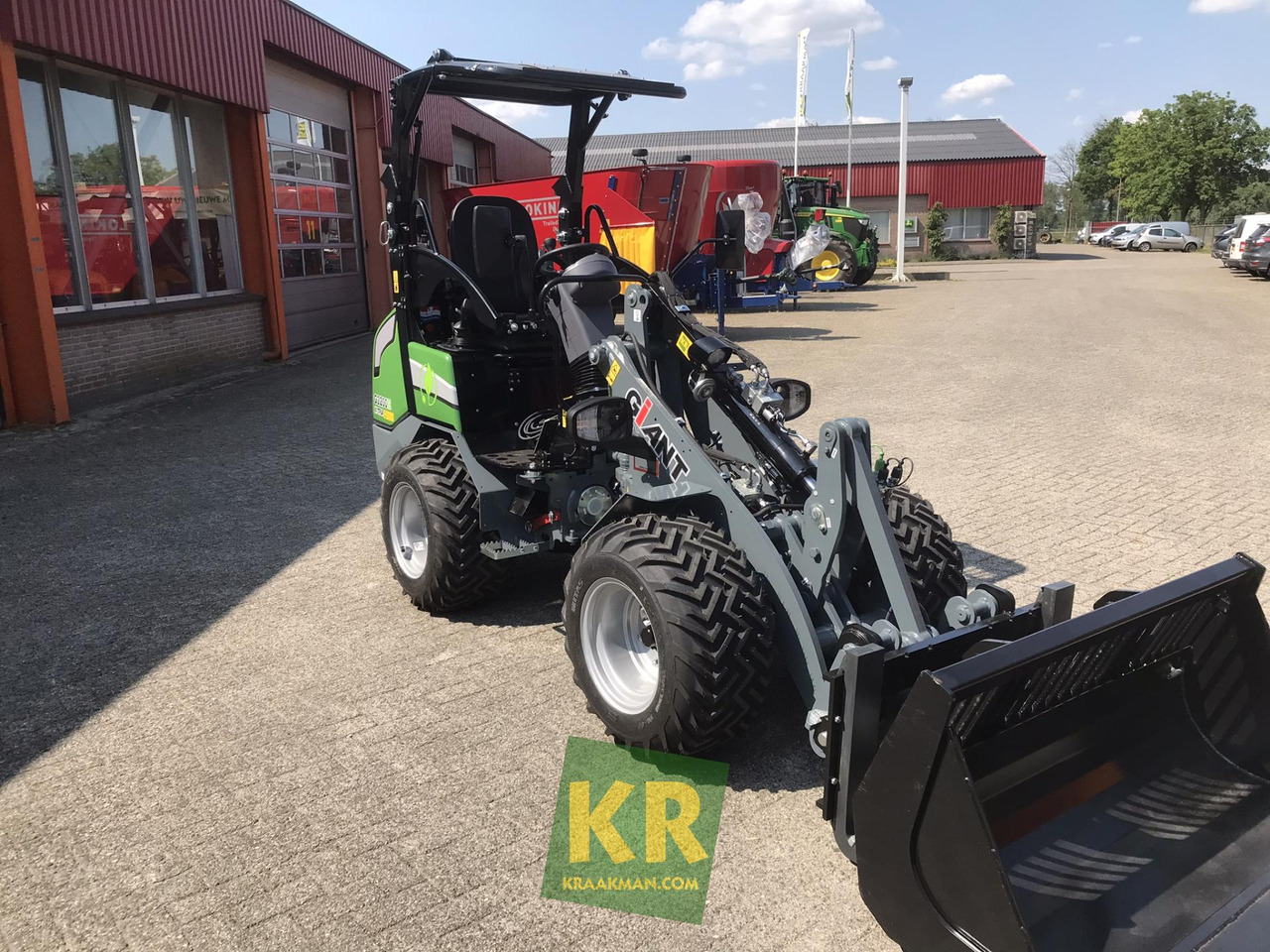 G2200E Giant - מעמיס קומפקטי: תמונה 2 G2200E Giant - מעמיס קומפקטי: תמונה 2