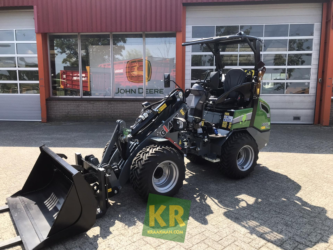 G2200E Giant - מעמיס קומפקטי: תמונה 1 G2200E Giant - מעמיס קומפקטי: תמונה 1