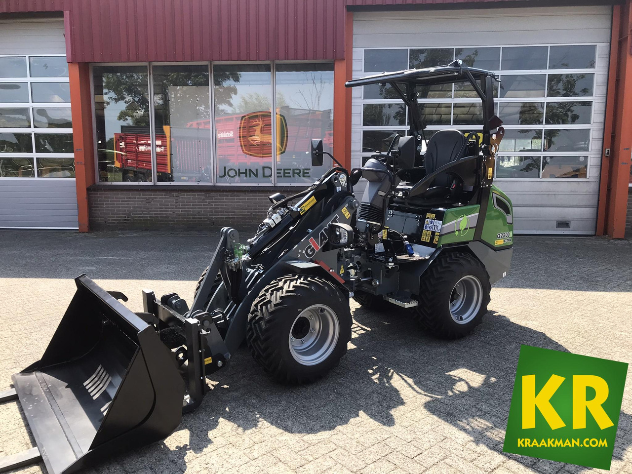 G2200E Giant - מעמיס קומפקטי: תמונה 1 G2200E Giant - מעמיס קומפקטי: תמונה 1