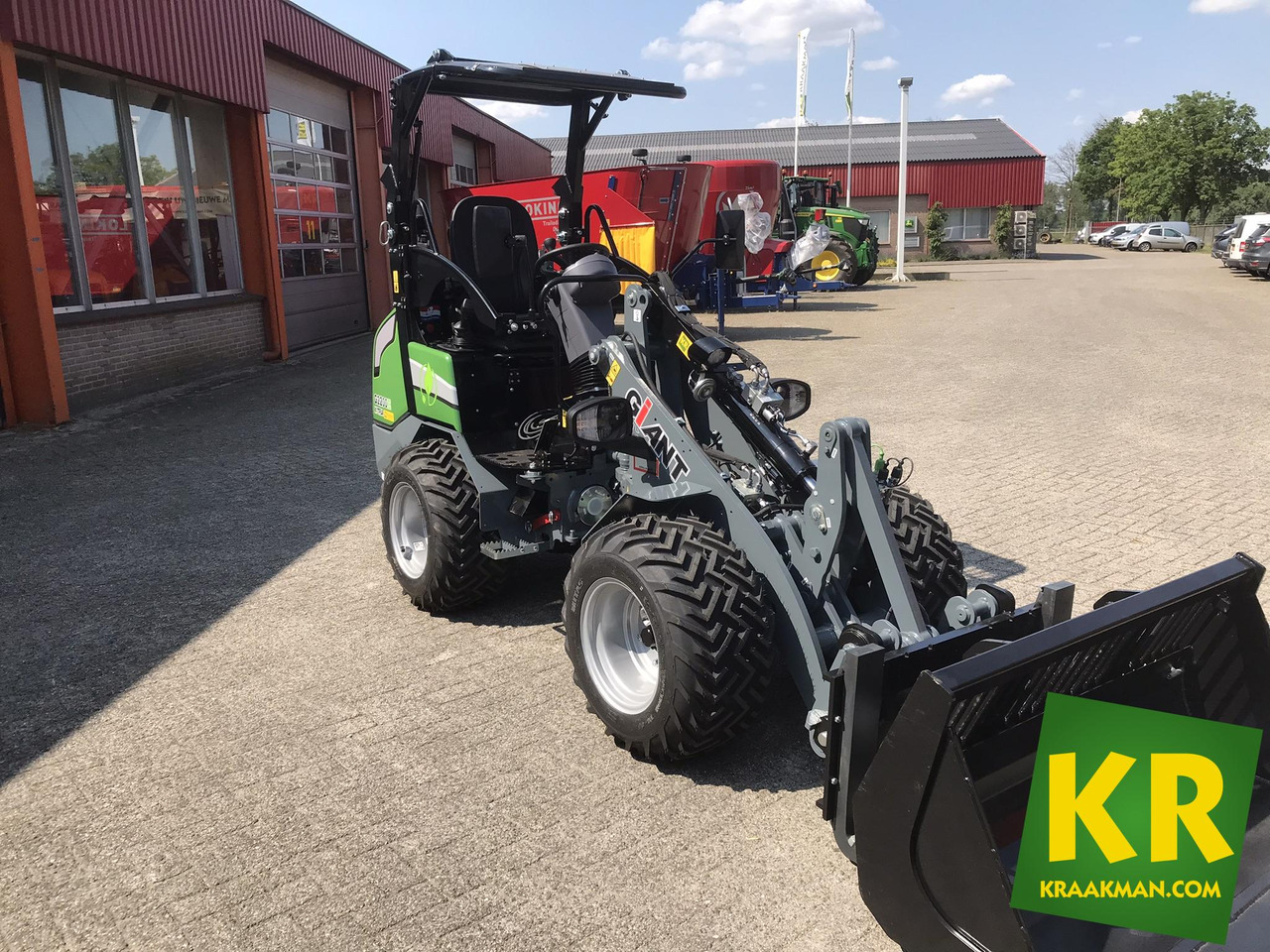 G2200E Giant - מעמיס קומפקטי: תמונה 2 G2200E Giant - מעמיס קומפקטי: תמונה 2