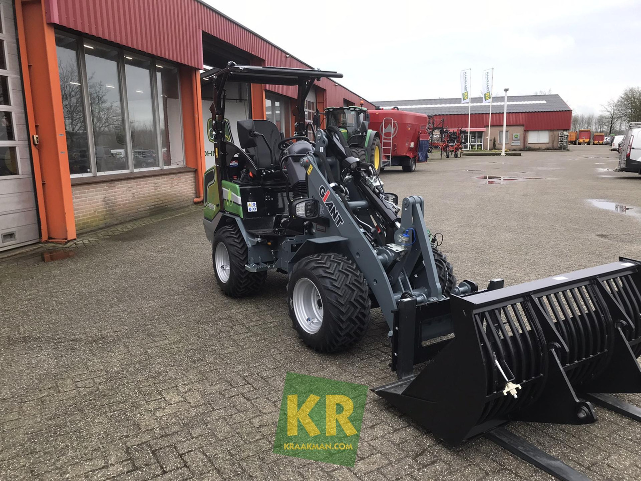 G2700E Giant - מעמיס קומפקטי: תמונה 3 G2700E Giant - מעמיס קומפקטי: תמונה 3