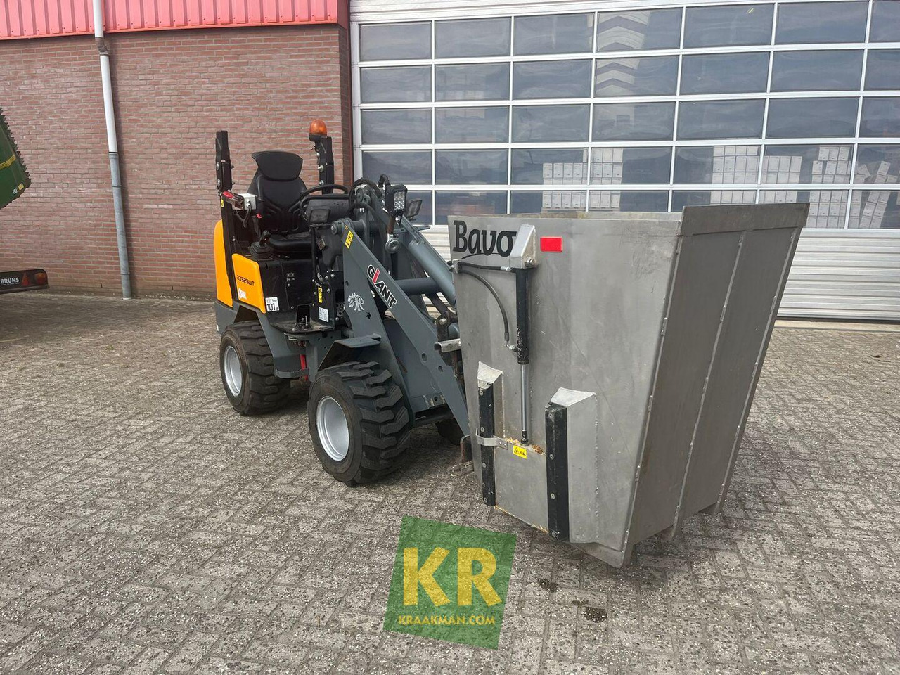 Giant D332 - מעמיס קומפקטי: תמונה 1 Giant D332 - מעמיס קומפקטי: תמונה 1
