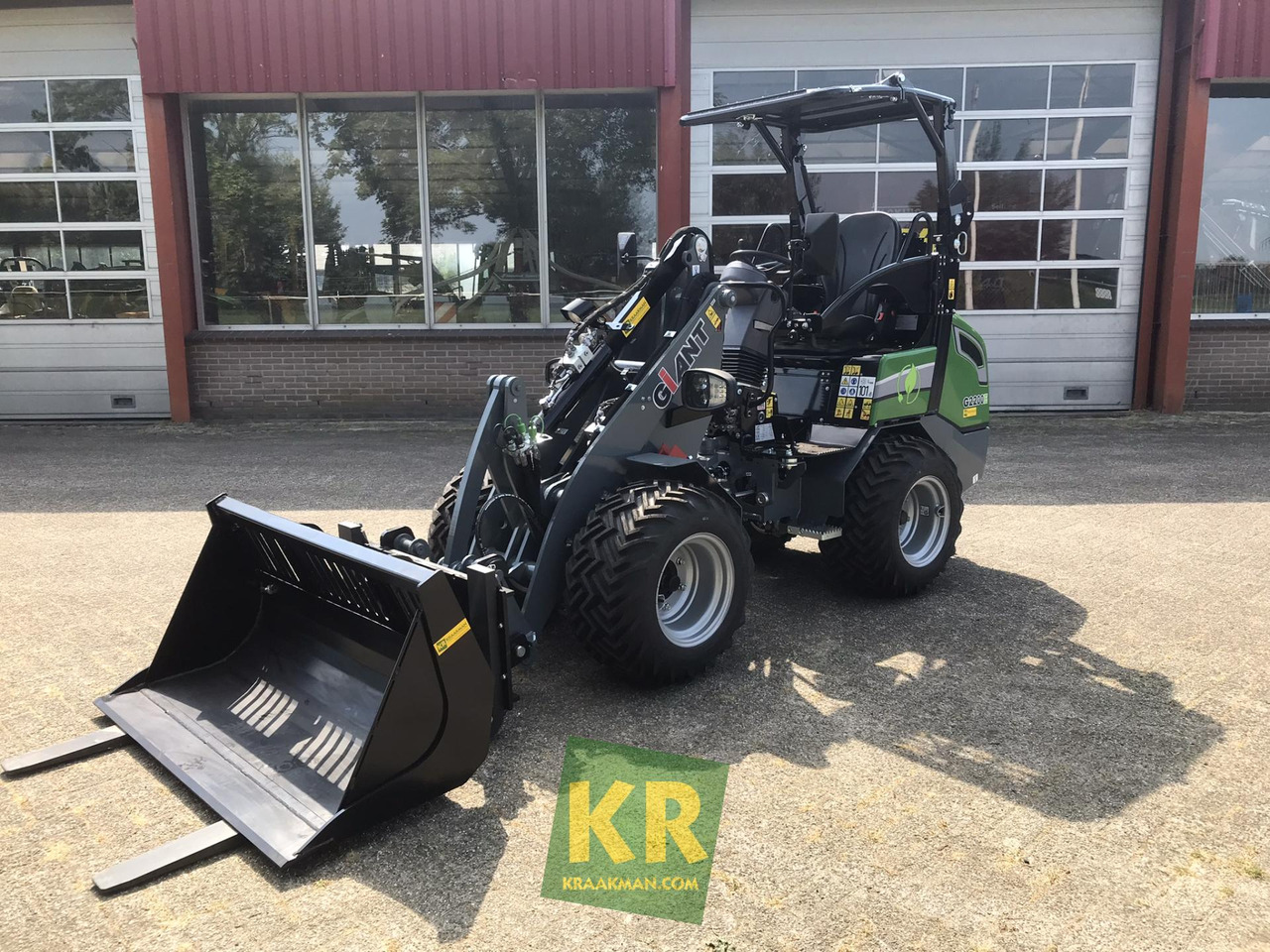 Giant G2200E - מעמיס קומפקטי: תמונה 1 Giant G2200E - מעמיס קומפקטי: תמונה 1
