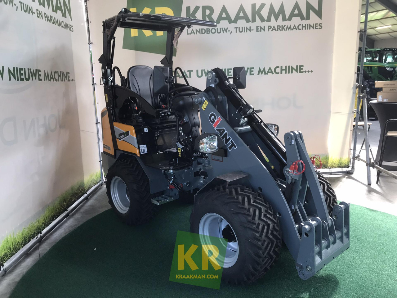 Giant G2200 - מעמיס קומפקטי: תמונה 2 Giant G2200 - מעמיס קומפקטי: תמונה 2