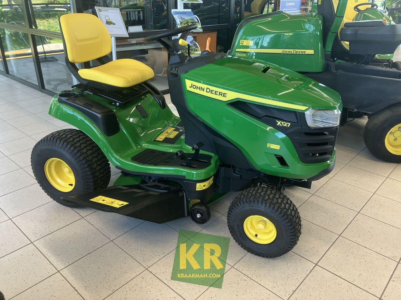 John Deere X127 - מכסחת גינה: תמונה 2 John Deere X127 - מכסחת גינה: תמונה 2