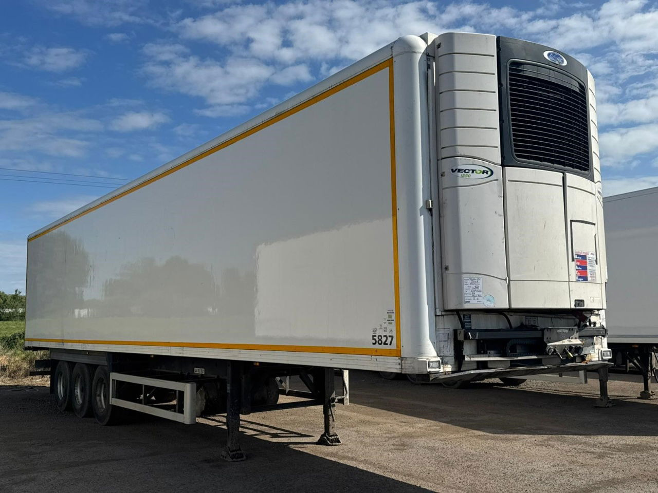 Gray and Adams 2015 Vector 1550 - סמיטריילר עם קירור: תמונה 1 Gray and Adams 2015 Vector 1550 - סמיטריילר עם קירור: תמונה 1