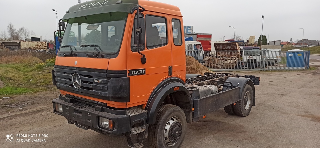 משאית עם שלדת תא MERCEDES-BENZ 1831 SK 4X4: תמונה 1