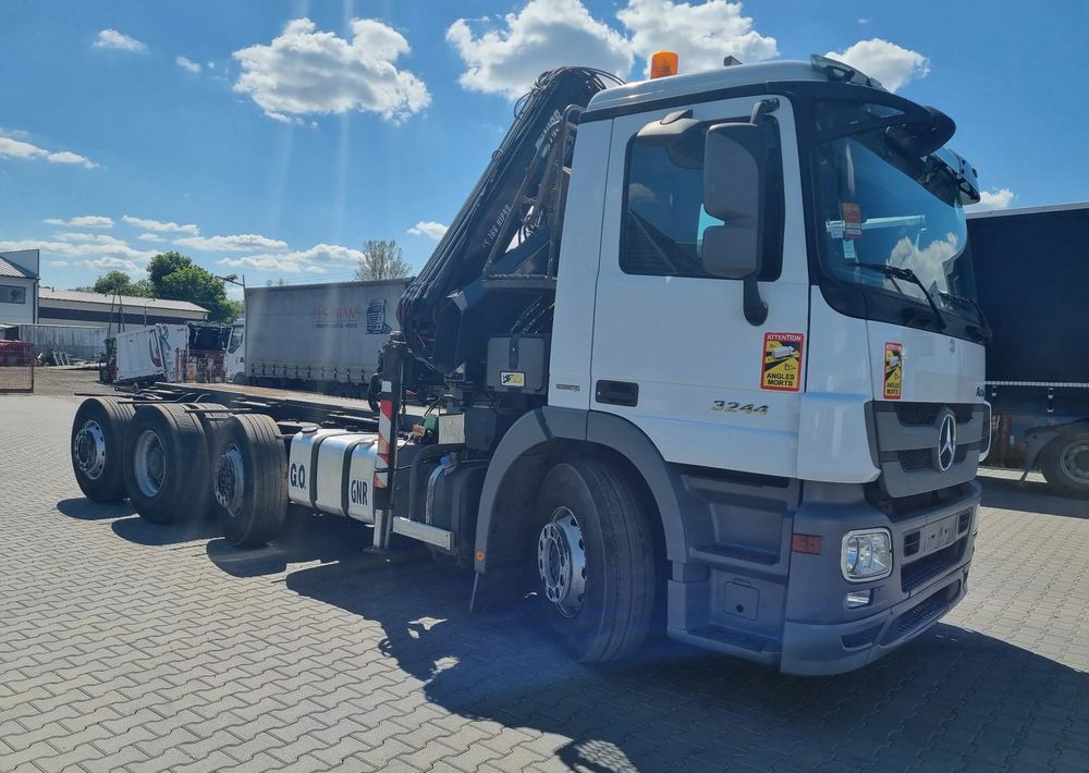 Mercedes-Benz Actros 3244 - משאית עם שלדת תא: תמונה 3 Mercedes-Benz Actros 3244 - משאית עם שלדת תא: תמונה 3