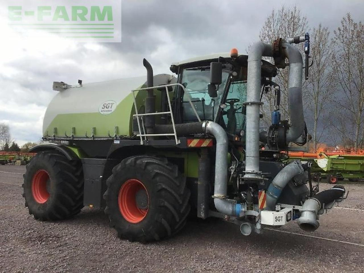 CLAAS xerion 3800 saddle trac - מרסס בהנעה עצמית: תמונה 3 CLAAS xerion 3800 saddle trac - מרסס בהנעה עצמית: תמונה 3