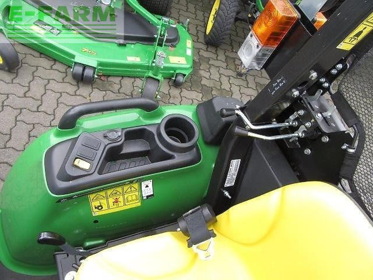 John Deere 3038e 300e - טרקטור חקלאי: תמונה 3 John Deere 3038e 300e - טרקטור חקלאי: תמונה 3