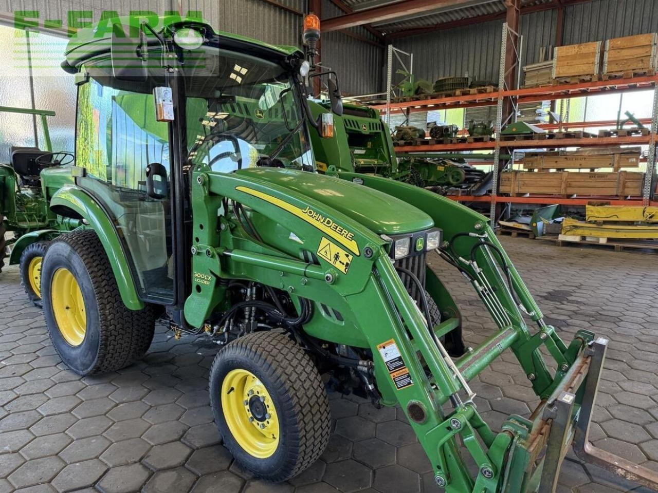 John Deere 3320 - טרקטור חקלאי: תמונה 1 John Deere 3320 - טרקטור חקלאי: תמונה 1