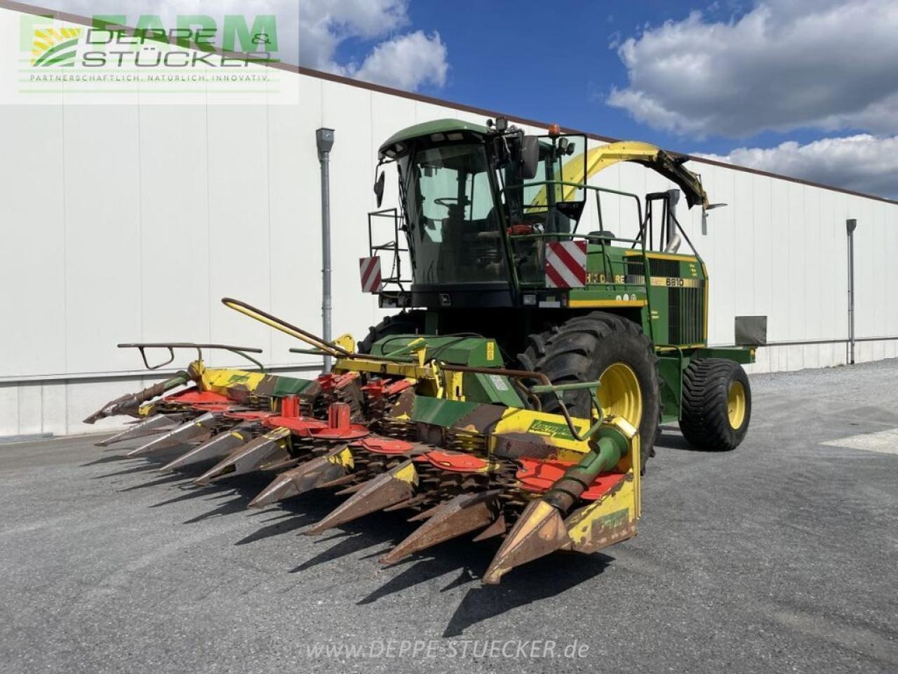 John Deere 6810 mit gebiss - מקצרת מספוא: תמונה 1 John Deere 6810 mit gebiss - מקצרת מספוא: תמונה 1