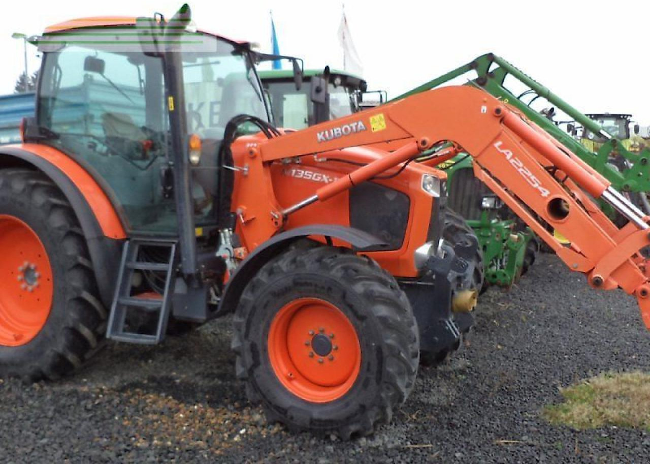 Kubota m135-17 gx 2 - טרקטור חקלאי: תמונה 1 Kubota m135-17 gx 2 - טרקטור חקלאי: תמונה 1
