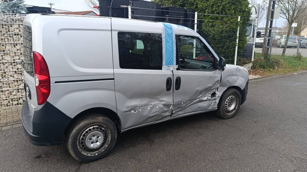 Opel Combo Kastenwagen Transp. Seitenschaden fahrbereit - כלי רכב מסחרי עם תיבה: תמונה 3 Opel Combo Kastenwagen Transp. Seitenschaden fahrbereit - כלי רכב מסחרי עם תיבה: תמונה 3