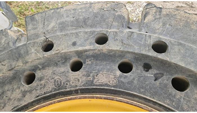 Big Vollgummi Räder 20,5 x 25 mit Volvo Felgen - צמיג: תמונה 5 Big Vollgummi Räder 20,5 x 25 mit Volvo Felgen - צמיג: תמונה 5