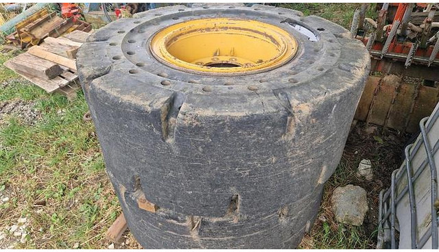 Big Vollgummi Räder 20,5 x 25 mit Volvo Felgen - צמיג: תמונה 1 Big Vollgummi Räder 20,5 x 25 mit Volvo Felgen - צמיג: תמונה 1