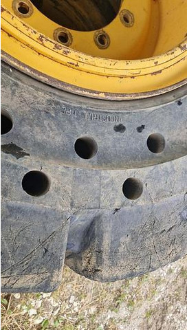 Big Vollgummi Räder 20,5 x 25 mit Volvo Felgen - צמיג: תמונה 4 Big Vollgummi Räder 20,5 x 25 mit Volvo Felgen - צמיג: תמונה 4