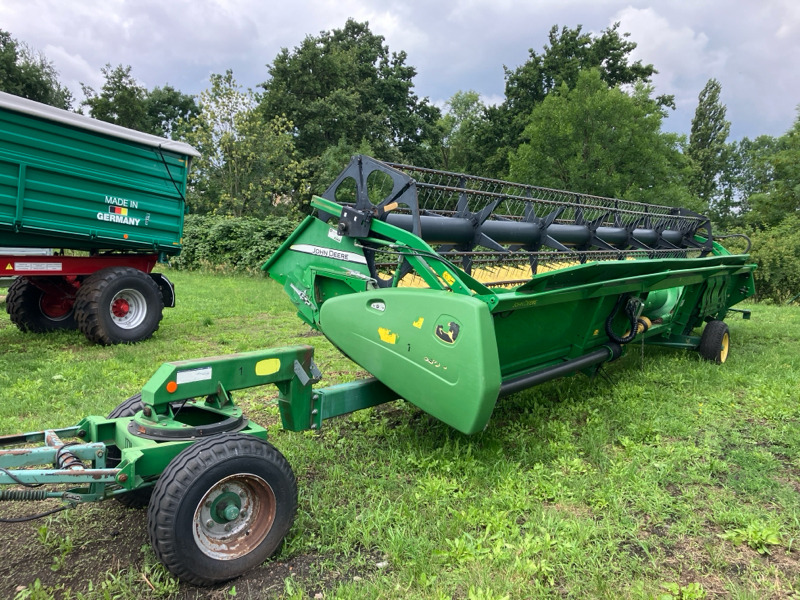 John Deere 630R mit Sonnenblumenvorsatz - מקצרת קומבינה: תמונה 1 John Deere 630R mit Sonnenblumenvorsatz - מקצרת קומבינה: תמונה 1