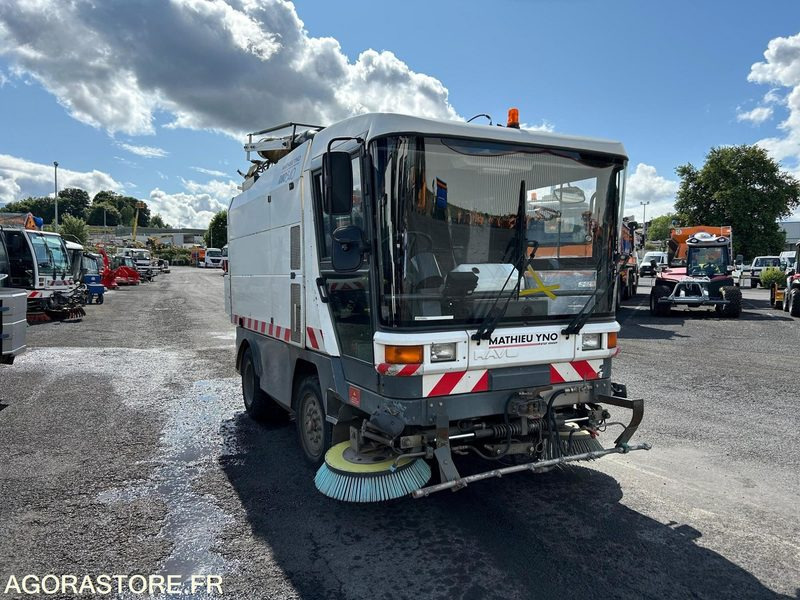 BALAYEUSE DE VOIRIE - MATHIEU RAVO C 540 - 2005 - 16 210 H - מטאטא כבישים: תמונה 2 BALAYEUSE DE VOIRIE - MATHIEU RAVO C 540 - 2005 - 16 210 H - מטאטא כבישים: תמונה 2