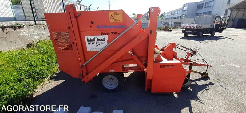 Balayeuse stade Wiedeman - 1992 - ציוד לגינה: תמונה 1 Balayeuse stade Wiedeman - 1992 - ציוד לגינה: תמונה 1