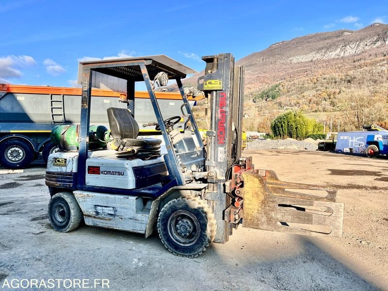 CHARIOT ÉLÉVATEUR À GAZ KOMATSU FG25T-11E AVEC PINCES - 1995 / 7938 HEURES - מלגזת סולר: תמונה 4 CHARIOT ÉLÉVATEUR À GAZ KOMATSU FG25T-11E AVEC PINCES - 1995 / 7938 HEURES - מלגזת סולר: תמונה 4