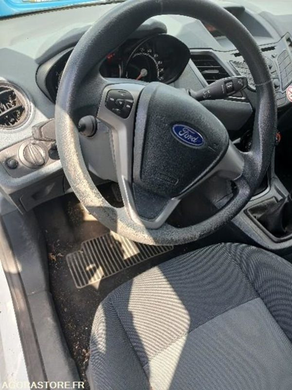 FORD FIESTA N°2 1.2 L– COULEUR BLANCHE - מכונית: תמונה 4 FORD FIESTA N°2 1.2 L– COULEUR BLANCHE - מכונית: תמונה 4