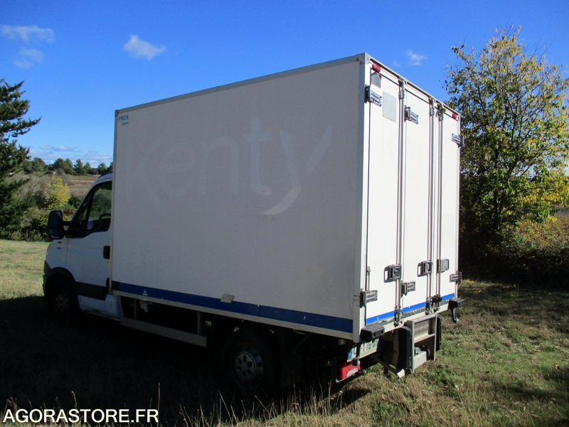 IVECO 35S13 de 2013 chassis cabine frigorifique idéal pour modifié en benne - כלי רכב מסחרי לקירור: תמונה 3 IVECO 35S13 de 2013 chassis cabine frigorifique idéal pour modifié en benne - כלי רכב מסחרי לקירור: תמונה 3
