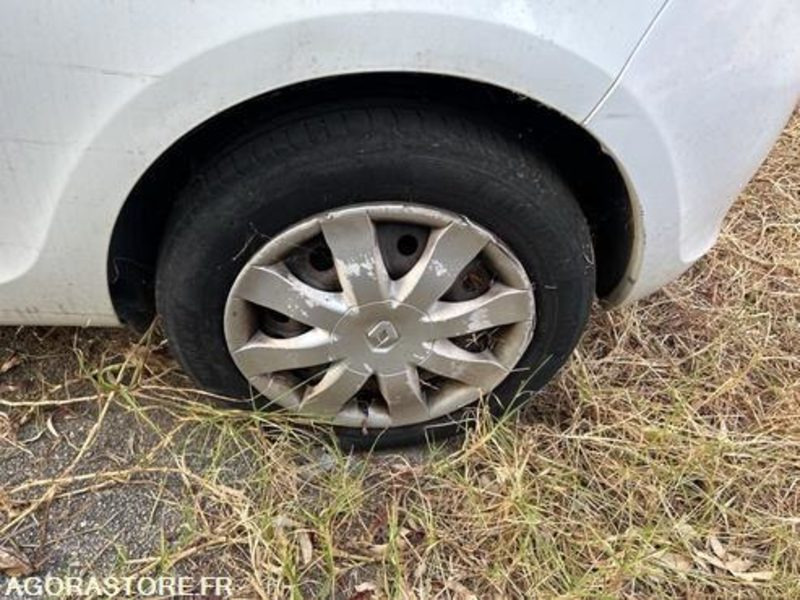 RENAULT CLIO - 1998 - 87625KM - CY588MA - מכונית: תמונה 4 RENAULT CLIO - 1998 - 87625KM - CY588MA - מכונית: תמונה 4