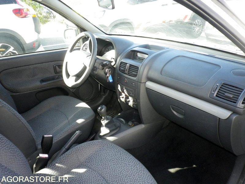 RENAULT CLIO CAMPUS ESSENCE 1.2 16V - מכונית: תמונה 5 RENAULT CLIO CAMPUS ESSENCE 1.2 16V - מכונית: תמונה 5