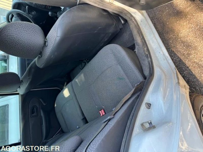 Renault CLIO 2 - מכונית: תמונה 4 Renault CLIO 2 - מכונית: תמונה 4
