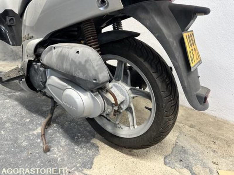 SCOOTER HONDA SH125 - 2001 - 24167KM - 1087GF2A - אופנוע: תמונה 5 SCOOTER HONDA SH125 - 2001 - 24167KM - 1087GF2A - אופנוע: תמונה 5