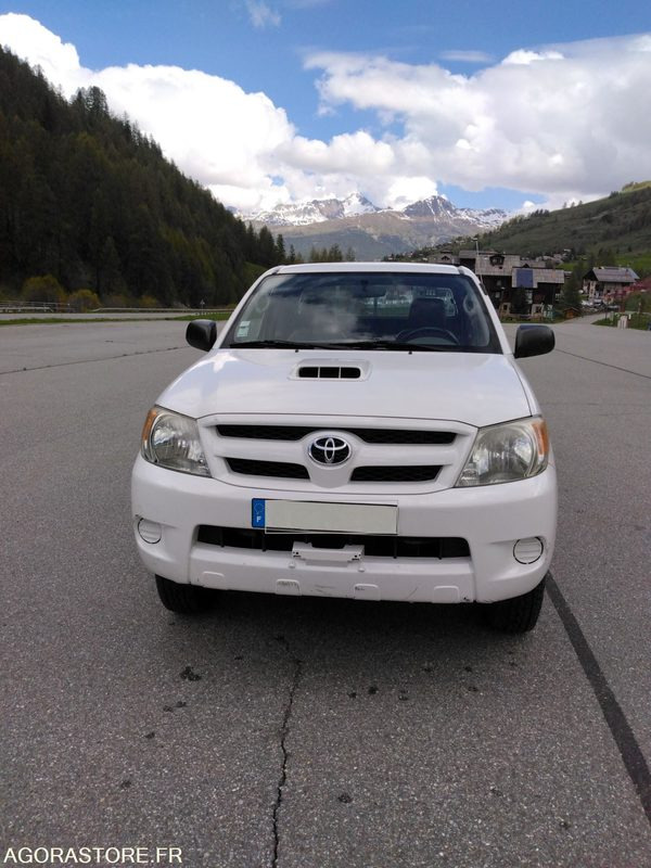 TOYOTA HILUX - כלי רכב מסחרי מזהיר: תמונה 1 TOYOTA HILUX - כלי רכב מסחרי מזהיר: תמונה 1