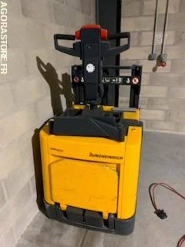 Transpalette électrique sur batteries déchargées. JUNGHEINRICH - משאית משטחים: תמונה 1 Transpalette électrique sur batteries déchargées. JUNGHEINRICH - משאית משטחים: תמונה 1