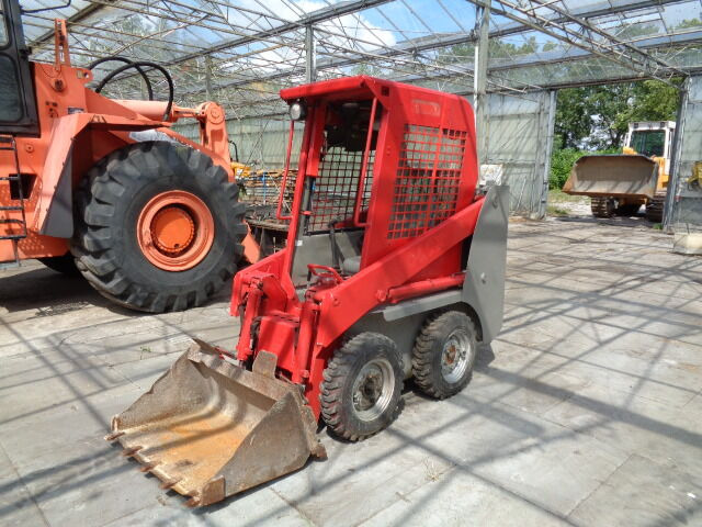 Gehl 1640 - מעמיס היגוי החלקה: תמונה 1 Gehl 1640 - מעמיס היגוי החלקה: תמונה 1